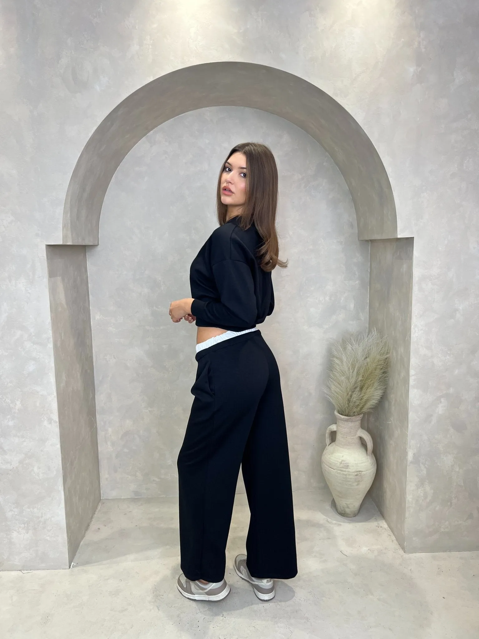 Black Round Neck Cropped Sweatshirt