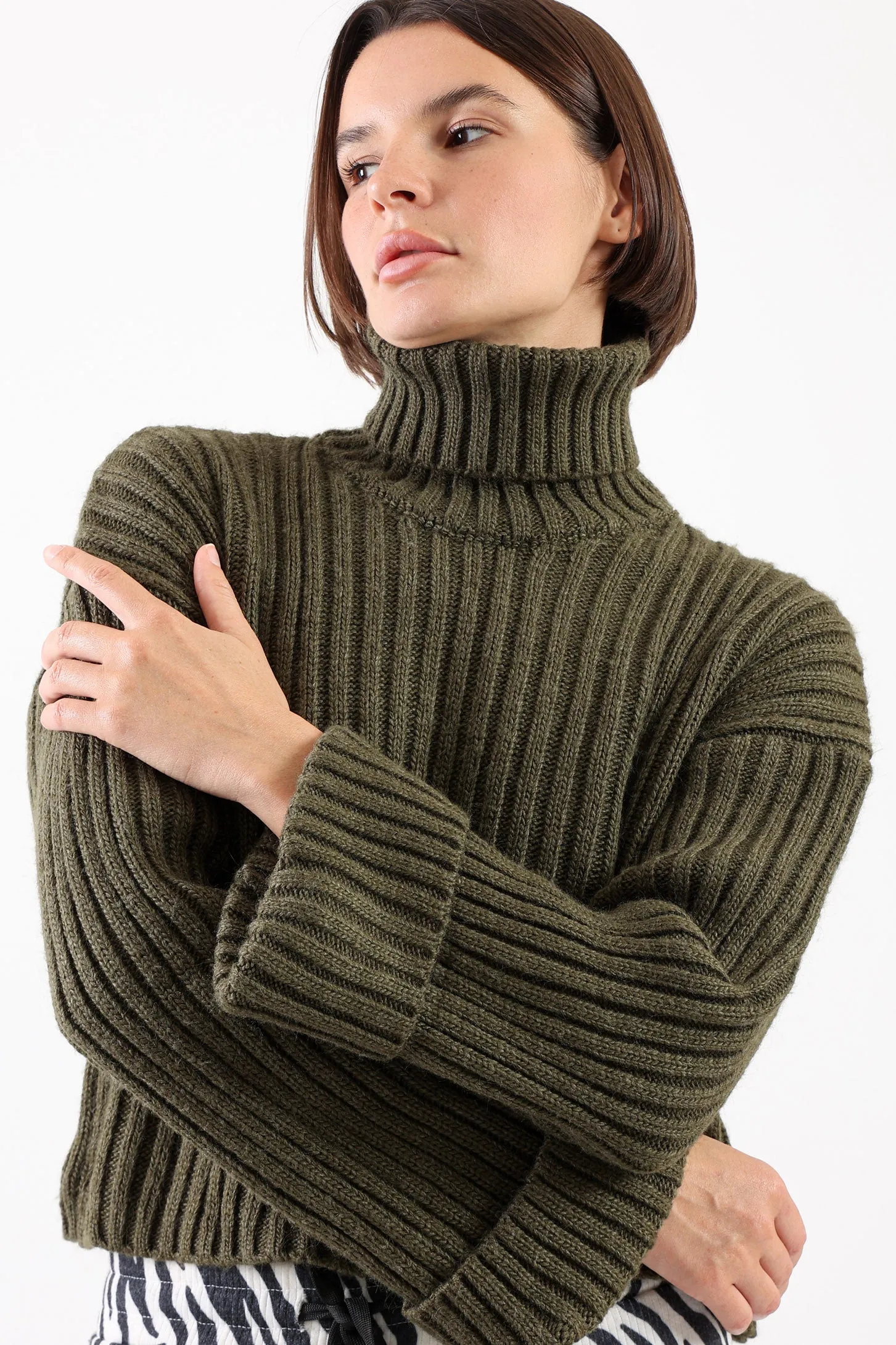 CHUNKY HIGH NECK SWEATER - OLIVE