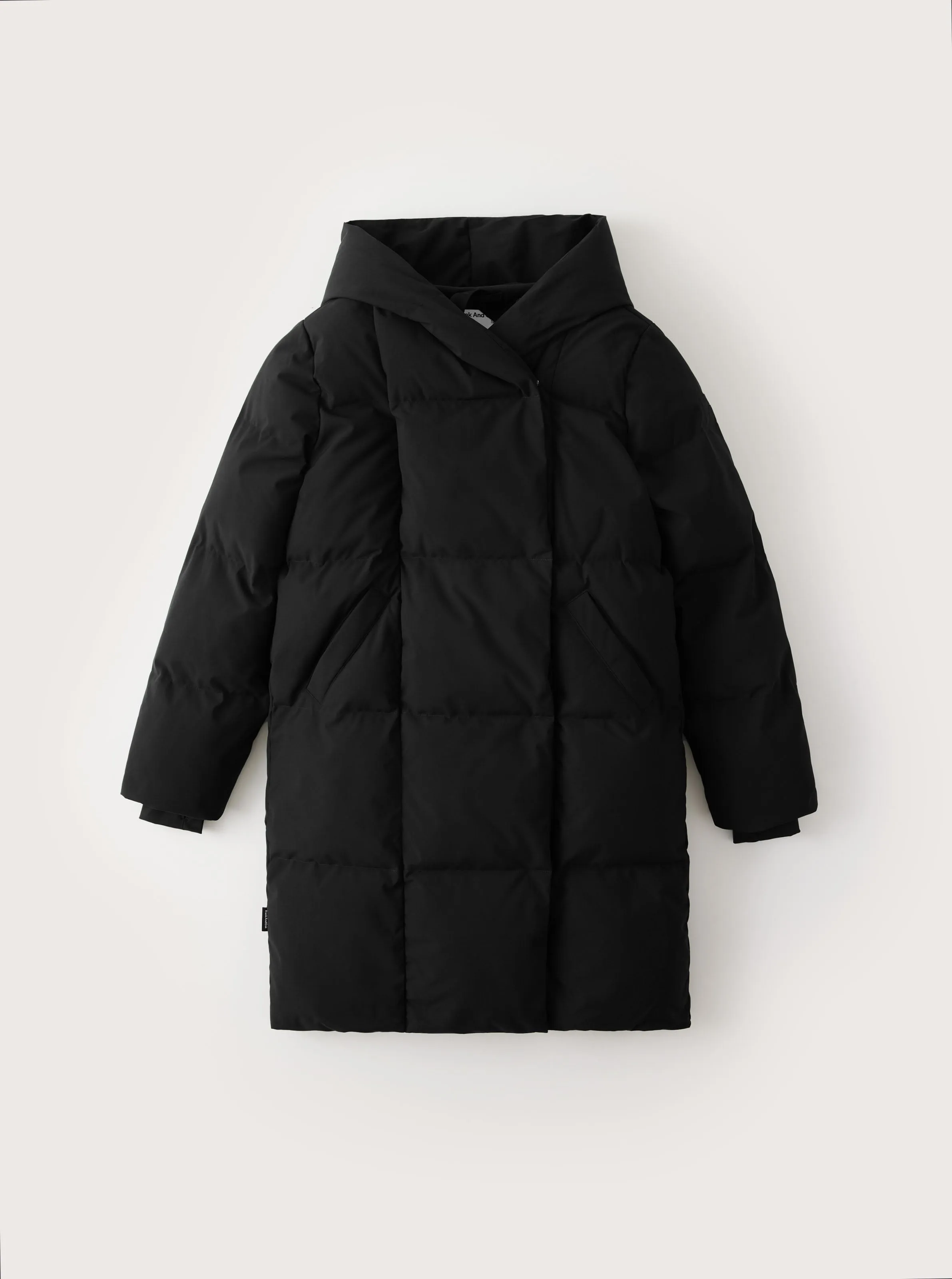 Cozy Hygge-Style Puffer Coat in Elegant Black